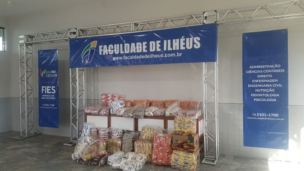 Doação de 500 quilos de alimentos pela Faculdade de Ilhéus - Live Viva Ilhéus, realizada pela Prefeitura Municipal, em 28 de junho. Beneficia artistas em vulnerabilidade socioeconômica.