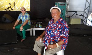 Genival Lacerda no palco antes de uma apresentação